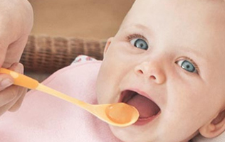 [Translate to greek:] baby nutrition