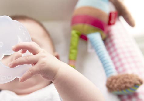 [Translate to greek:] baby learns how to drink