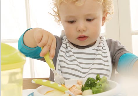 [Translate to greek:] little kids learn to eat