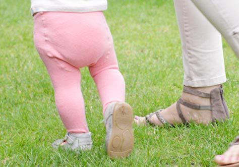 [Translate to greek:] when babies learn to walk
