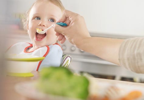 [Translate to greek:] small kids learn to eat and drink